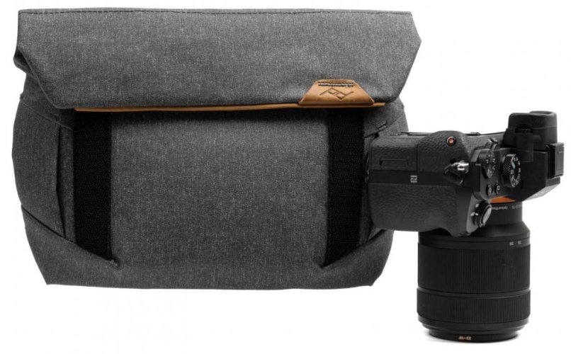 Peak Design Field Pouch V2 - Charcoal (pouzdro)