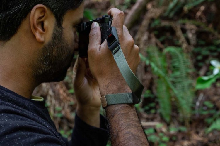 Peak Design Cuff - Sage (zelené poutko na zápěstí)