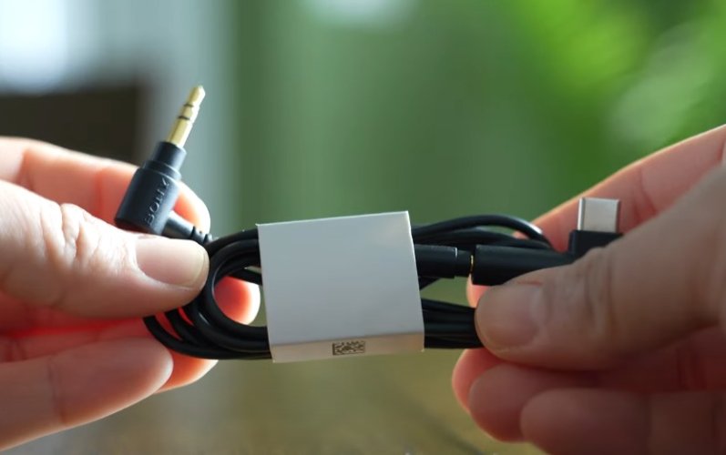 HT-AN7 neobsahuje dedikovaný 3,5mm vstup, pro vstup zvuku se používá 3,5mm - USB-C redukce (například gamepad Dualsense), která je součástí balení  