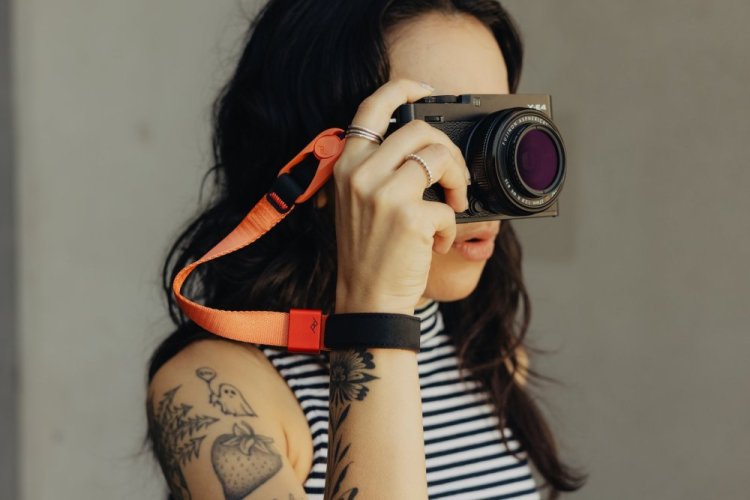 Peak Design Cuff - Ibis (poutko na zápěstí korálově červená)