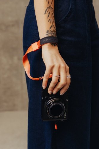 Peak Design Cuff - Ibis (poutko na zápěstí korálově červená)