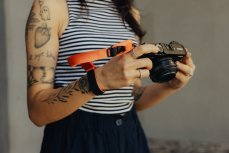 Peak Design Cuff - Ibis (poutko na zápěstí korálově červená)